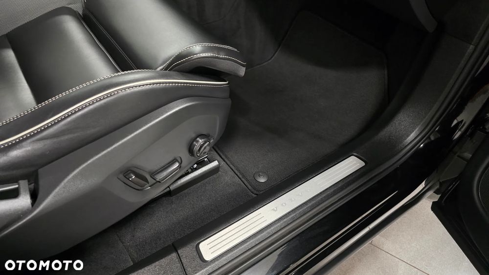 Volvo XC 60 B5 B AWD Ultimate Black Edition - 23