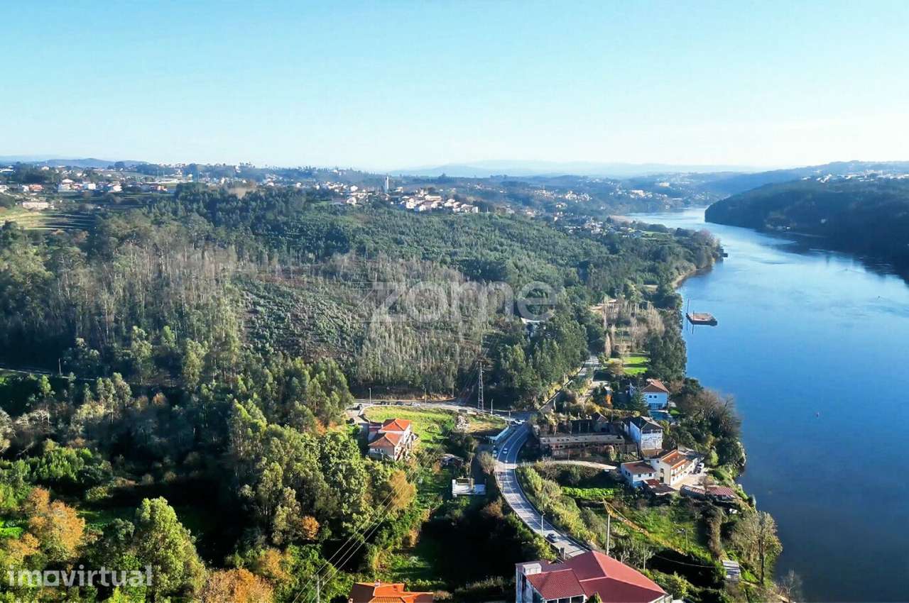 Prédio em ruína com vista Rio Douro – Potencial construção em altur...