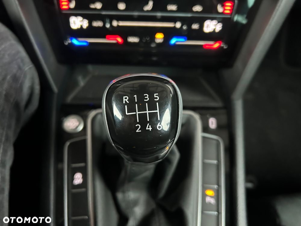 Volkswagen Passat Variant 2.0 TDI SCR Highline - 36