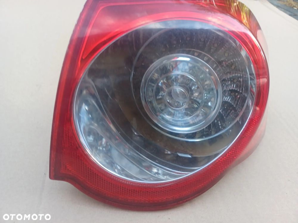 LAMPA TYLNA PRAWA PASSAT B6 KOMBI - 2
