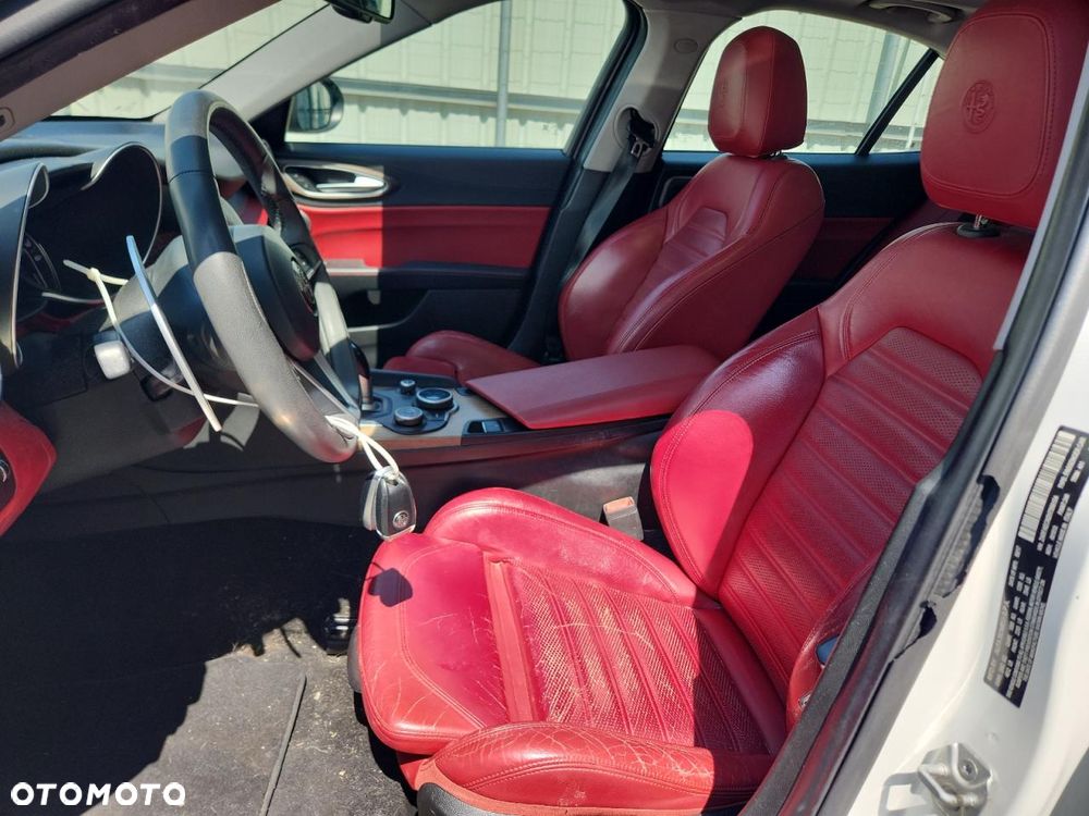 Alfa Romeo Giulia 2.0 Turbo 16V AT8-Q4 Ti - 8