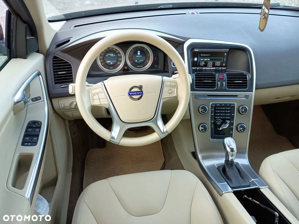 Volvo XC 60 D5 AWD Momentum - 11
