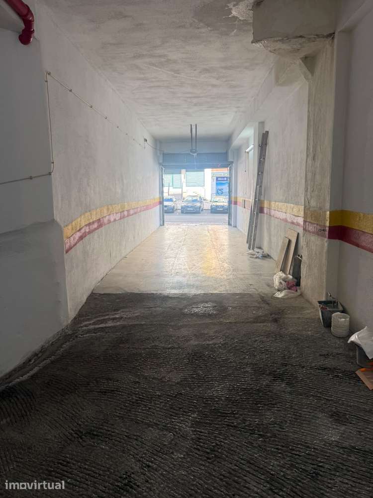 Garagem box + 3 lugares estacionamento com Saída à Rua - Massama Norte - Grande imagem: 3/7