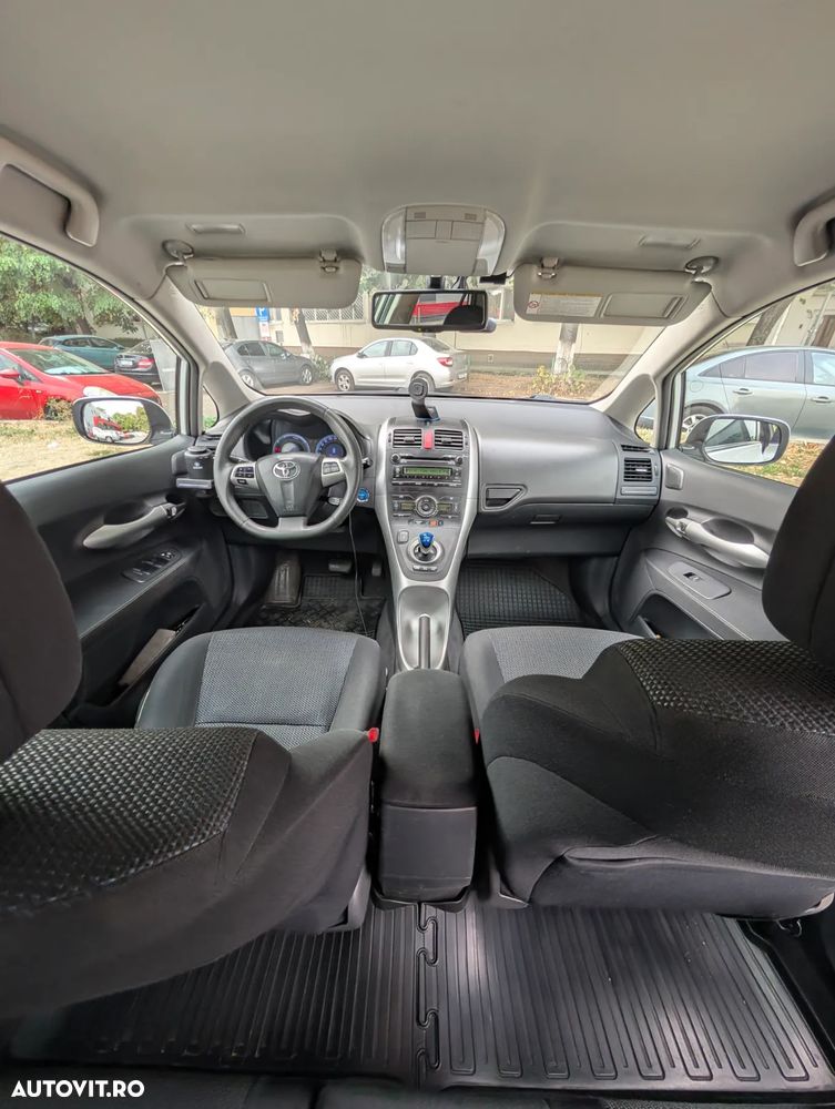 Toyota Auris 1.8 L VVT-i HSD Sol - 25