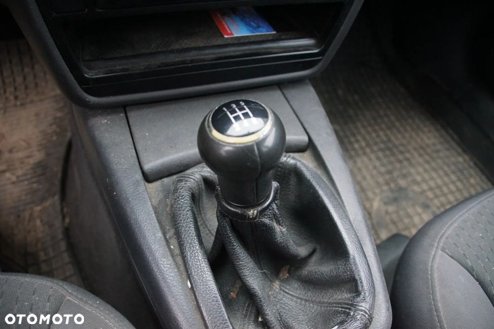 Auto na części - Volkswagen Passat B5 Lift 1.9 TDI 130 KM AWX GGB LA7T 2005R Silnik Skrzynia Drzwi Maska Klapa Zderzak Błotnik Szyba Lusterko Deska Kokpit Sterownik Moduł Czujnik Licznik Kierownica Panel - 12