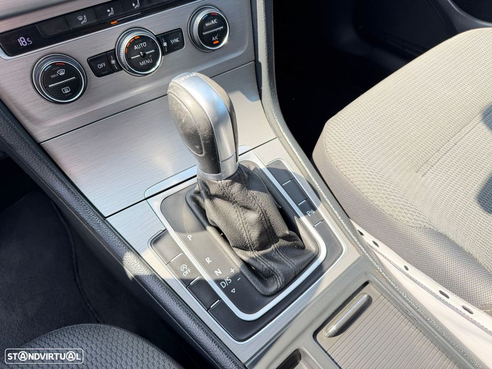 VW Golf Variant 1.6 TDi Confortline DSG - 22