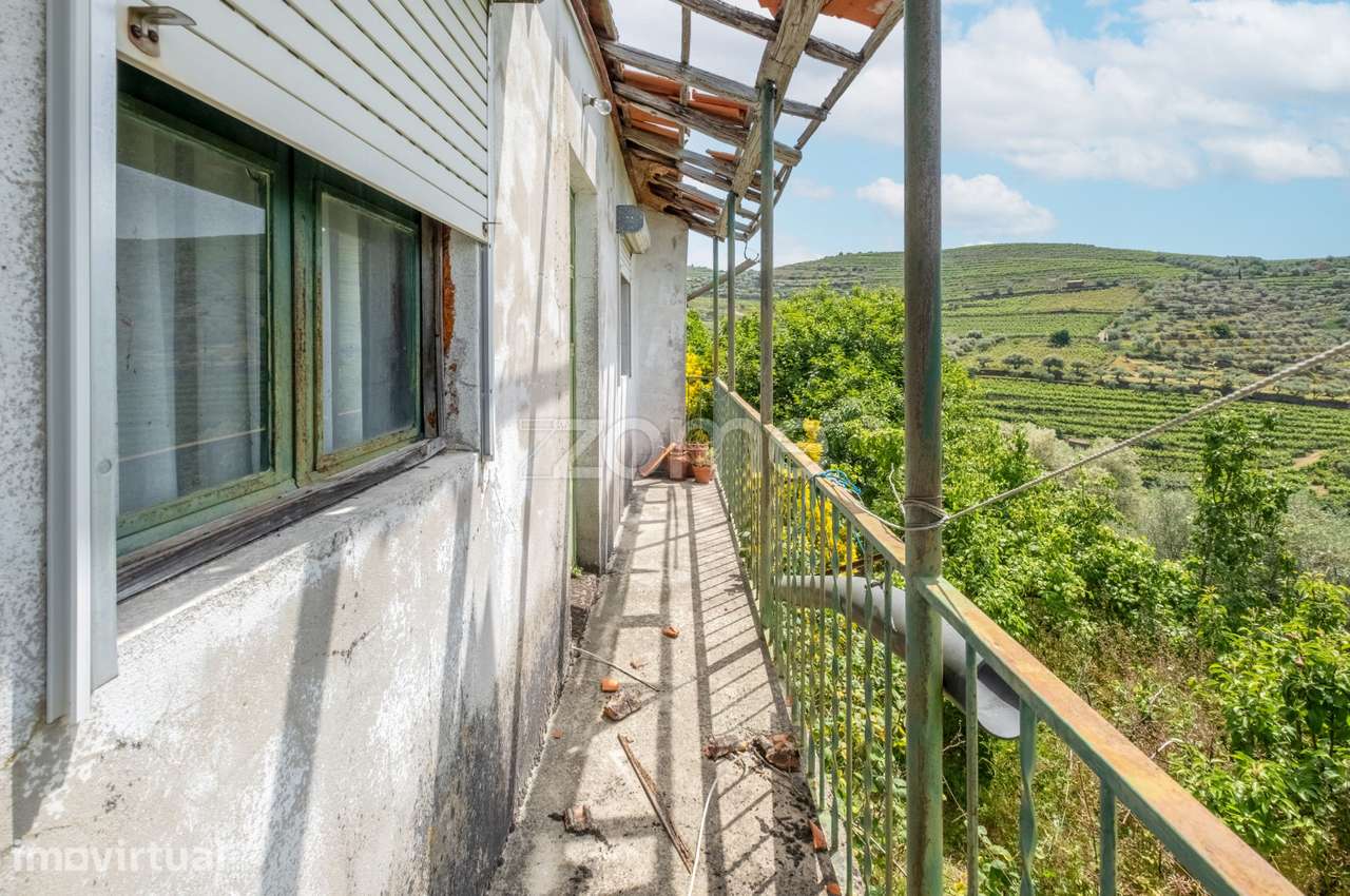 Moradia com terreno de 796 m2 - Aldeia de Tralhariz, Carrazeda Ansi...