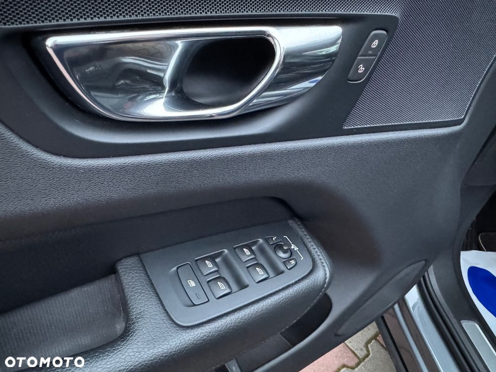 Volvo XC 60 D4 AWD Geartronic RDesign - 26