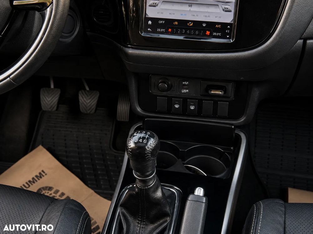 Mitsubishi Outlander - 16
