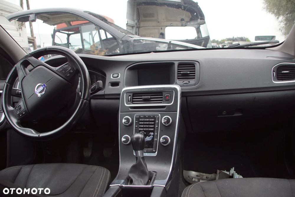 Auto na części - Volvo S60 II Lift 1.6 D 114 KM D4162T 36051127 484 2015R Silnik Skrzynia Drzwi Maska Błotnik Klapa Lampa Lusterko Klamka Szyba Deska Kokpit Sterownik Moduł Czujnik Licznik Wyświetlacz Panel Kierownica - 16