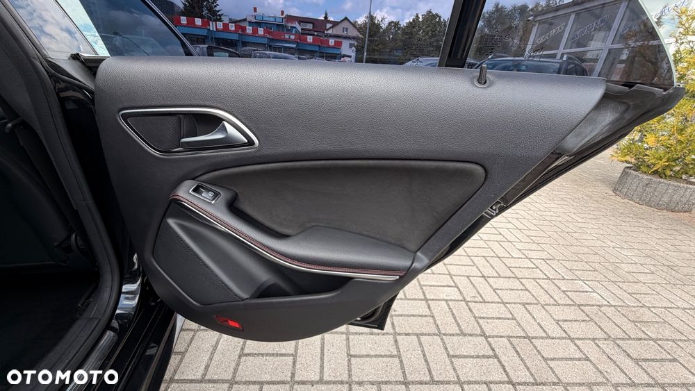 Mercedes-Benz CLA 180 7G-DCT AMG Line - 17
