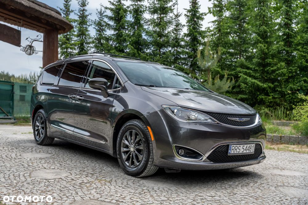 Chrysler Pacifica - 11