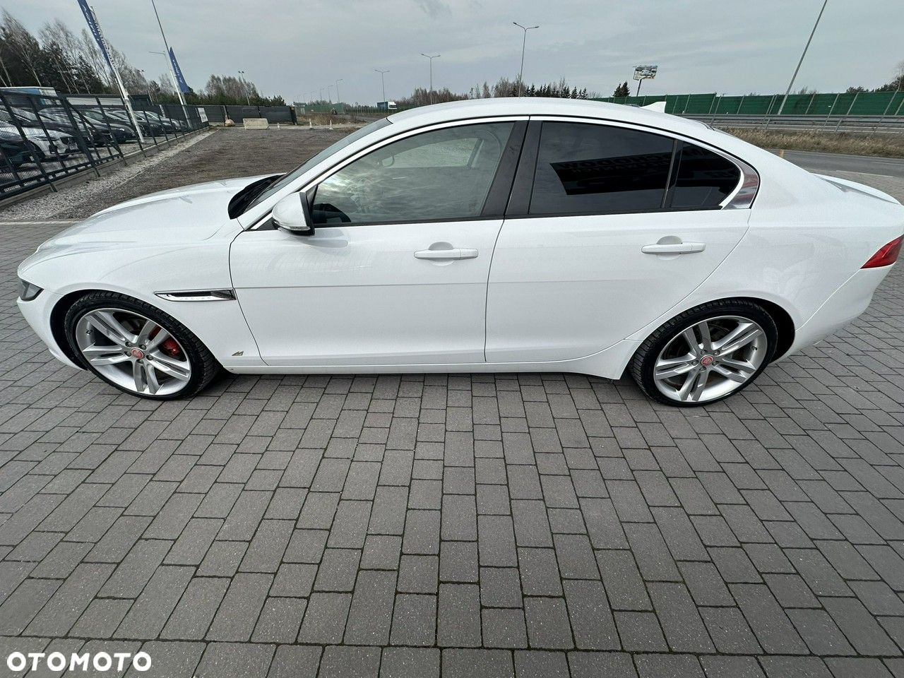Jaguar XE - 4