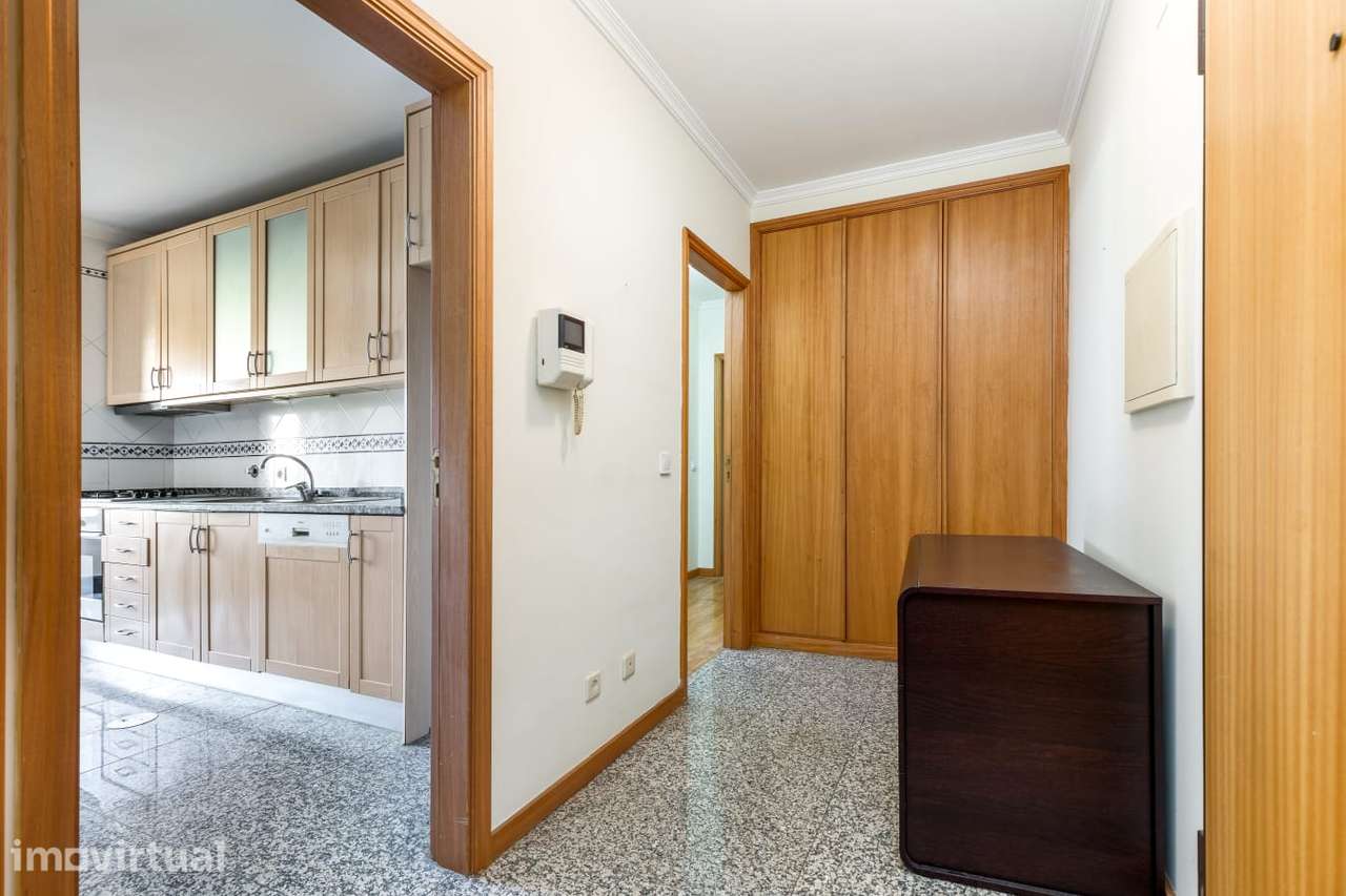 Apartamento T2 C/ Varanda e Lugar de Garagem | Junto a praia - Grande imagem: 3/16