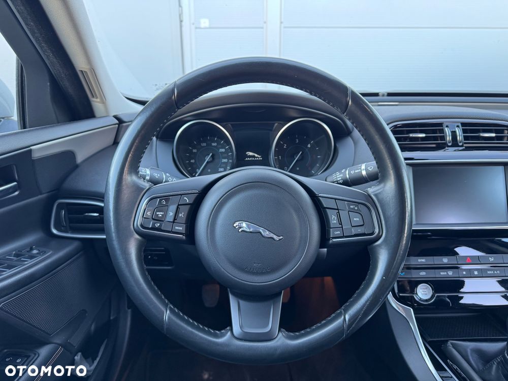 Jaguar XE E-Performance Pure - 12