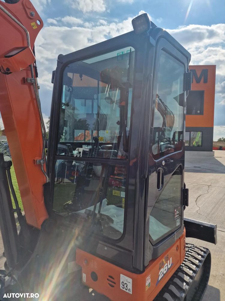 Hitachi 2,7t, CUPLA RAPIDA cu INCLINARE CUPE, 2021, 627h, cupe 400mm, 600mm, taluz NOI, senile 80% bune, inst picon, latime 1,5m, Ad sapare 3m, ridica 1,5t, motor 21CP, Produs in JAPONIA, posiblitate leasing 4 ani, CA NOU-PROMOTIE 32.900 EUR+Tva - 25