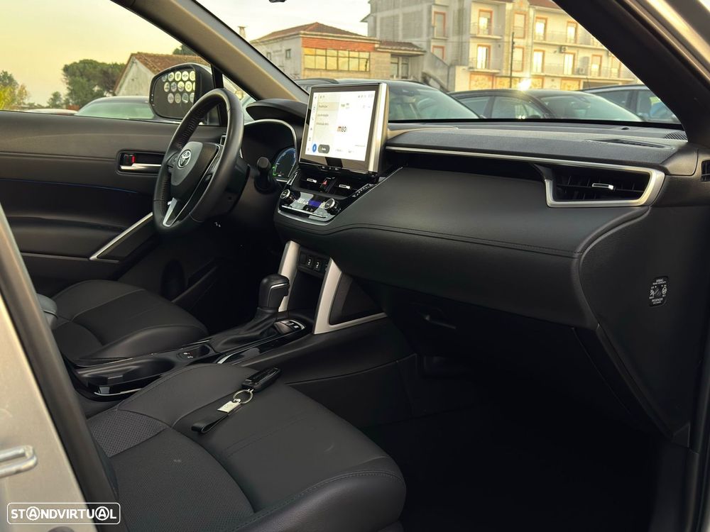 Toyota Corolla Cross 2.0 Hybrid Luxury - 43