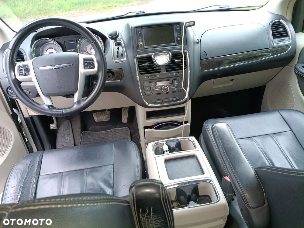 Chrysler Town & Country - 6