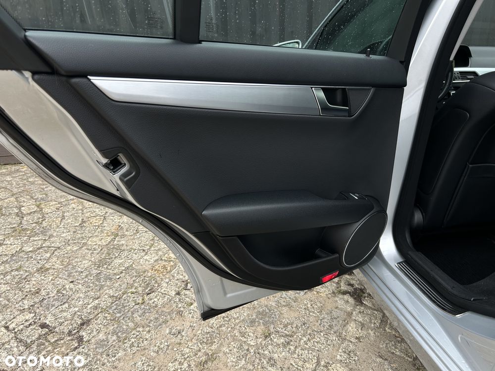 Mercedes-Benz Klasa C 180 BlueEFFICIENCY 7G-TRONIC Avantgarde - 24