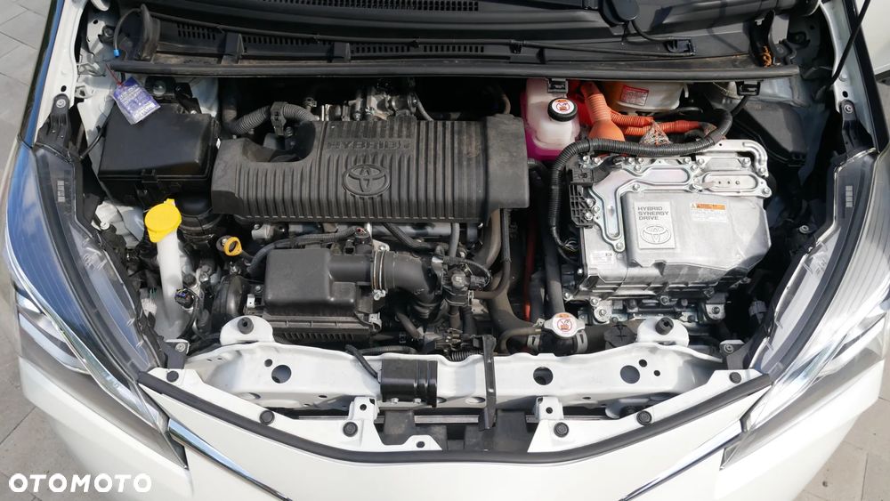 Toyota Yaris Hybrid 100 Selection Platinum - 31