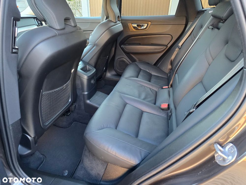 Volvo XC 60 T6 Plug-In Hybrid AWD Plus Dark - 32