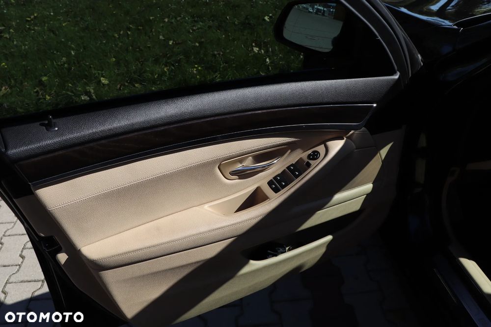 BMW Seria 5 525d Luxury Line - 8