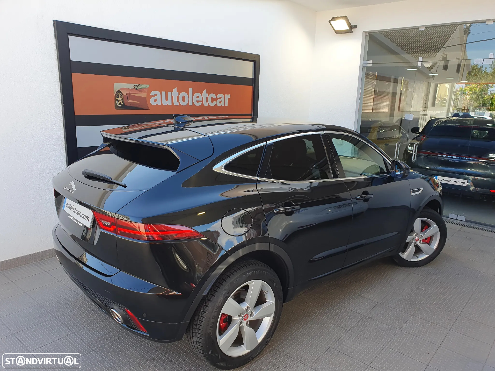 Jaguar E-Pace 2.0 i4D R-Dynamic S - 35