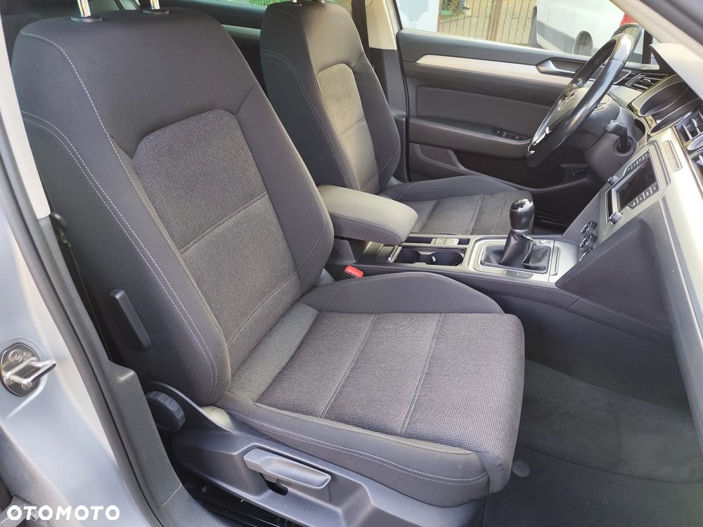 Volkswagen Passat 2.0 TDI SCR Comfortline - 12