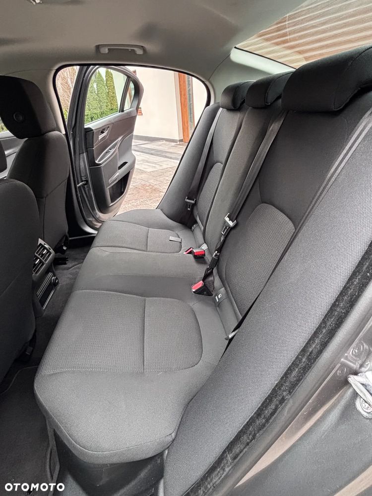 Jaguar XE 2.0 D Portfolio - 18