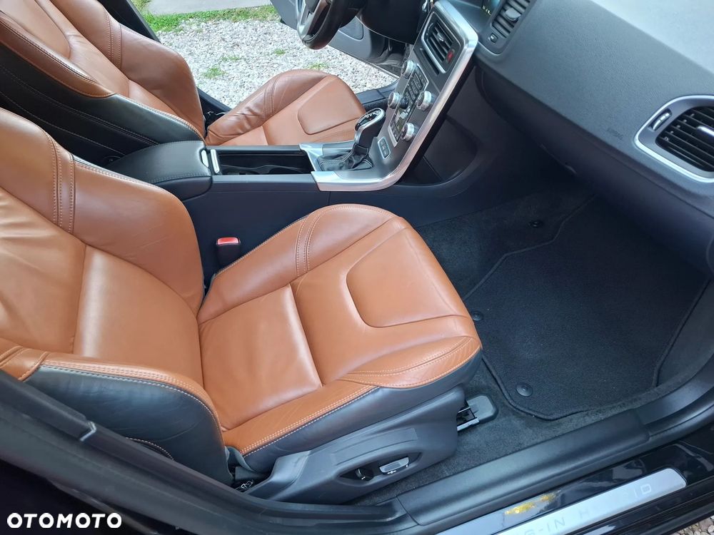 Volvo V60 D6 AWD Plug-in Hybrid R-Design Summum - 15