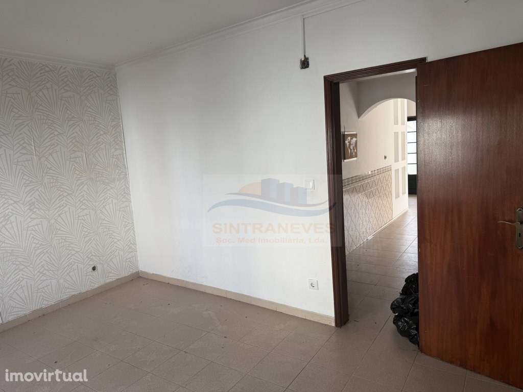 Edifício de rés-do-chão para comércio e 1o andar com sotão destinad... - Grande imagem: 3/31