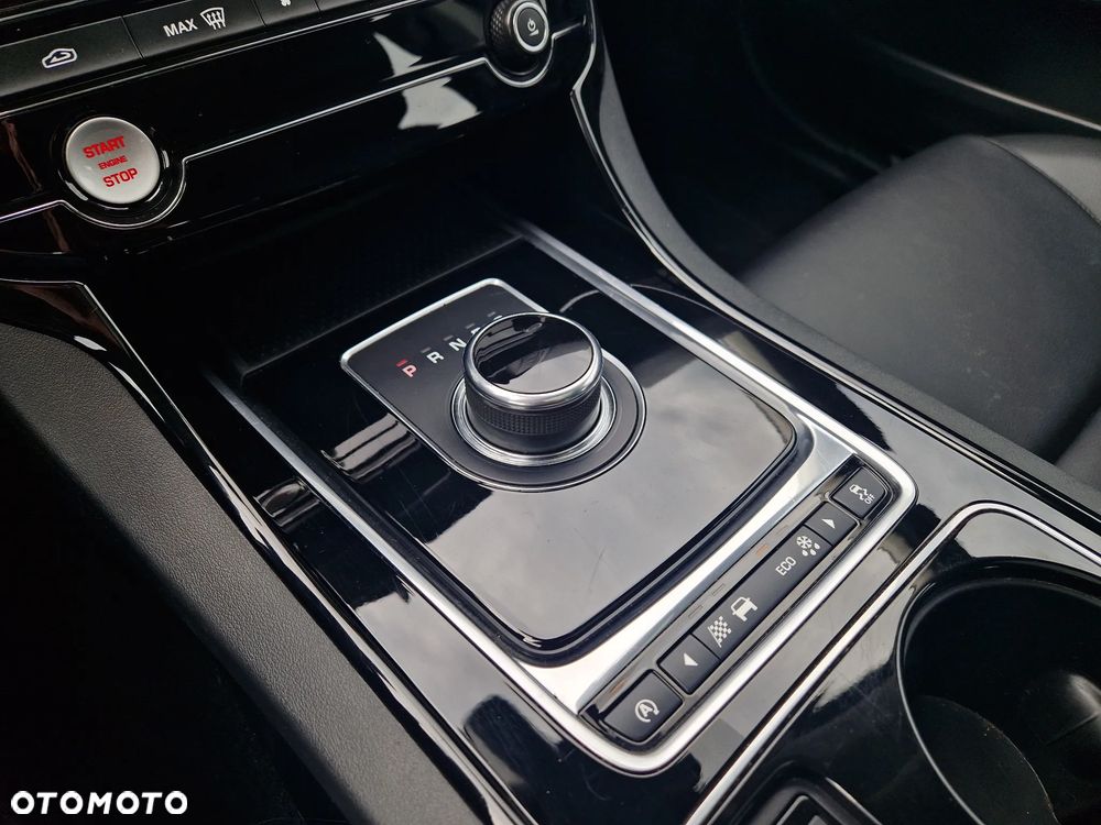 Jaguar XE - 19