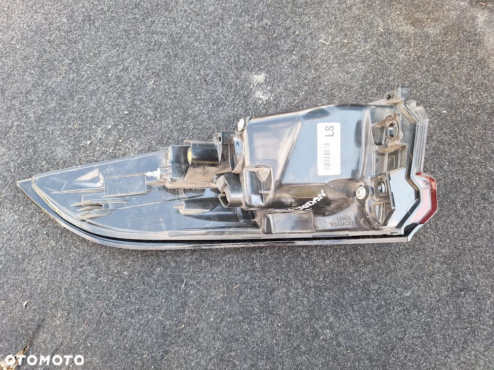LAMPA TYŁ TYLNA LEWA TOYOTA COROLLA E21 IX SEDAN 81560-02D11 - 5