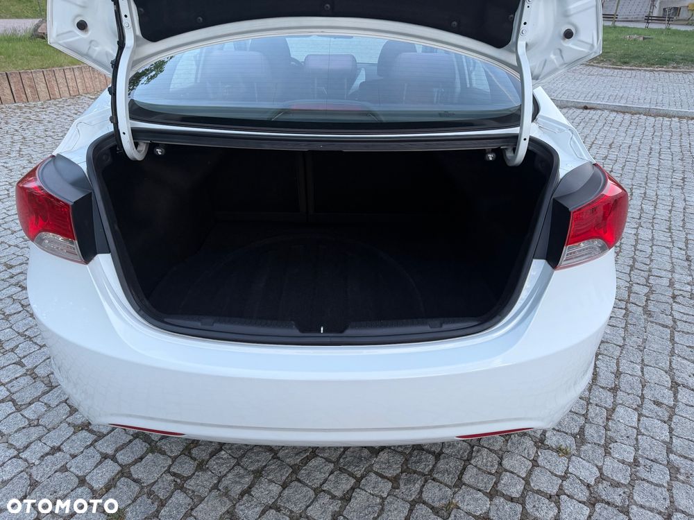 Hyundai Elantra 1.6 Comfort - 24