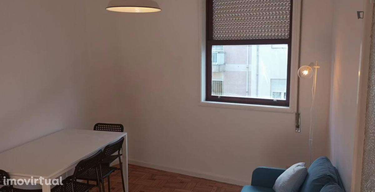 Quarto - localizado em Lordelo do Ouro Porto - Grande imagem: 3/7