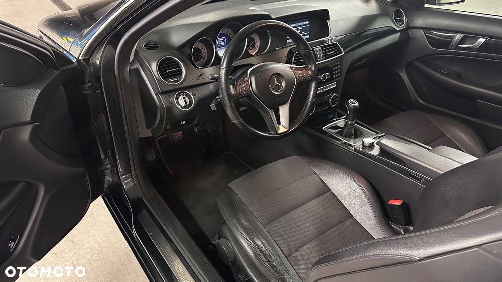 Mercedes-Benz Klasa C 220 CDI BlueEff - 27