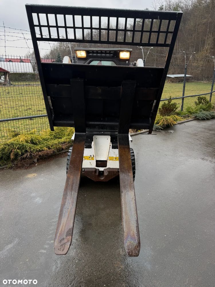 Bobcat S70 Mini-ładowarka 4x4 wózek terenowy. Łyżka widły. Kabina ogrzewana pełne szkło + drzwi ! aktualne serwisy DEKRA. Dokumentacja. silnik Kubota 3cyl. Maszyna Jak Nowa z Salonu! Pochodzi z Norweskiego Gospodarstwa! 2019 rok 715 mtg! Zero luzów i wycieków. Bardzo mocna i wydajna maszyna o małych gabarytach! Wąskie koła. Idealna do stajni. OKAZJA TANIO - 23