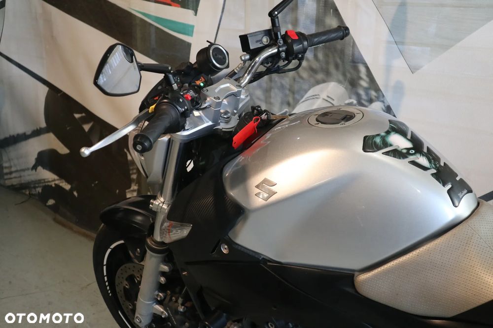 Suzuki GSR - 7