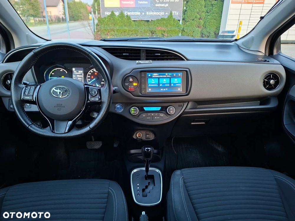 Toyota Yaris Hybrid 100 Premium - 8