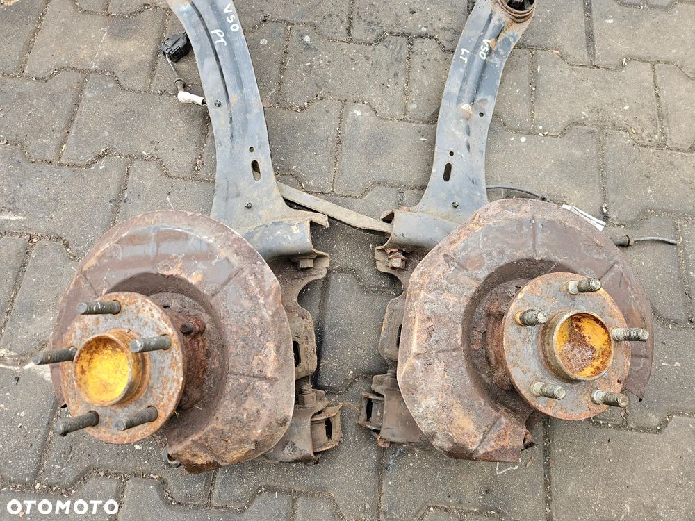 Volvo S40 II V50 wahacz tył tylny  prawy lewy piasta - 3
