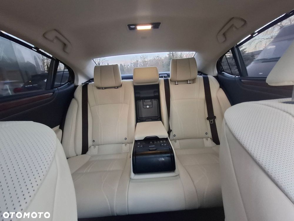 Lexus ES 300h Omotenashi - 36