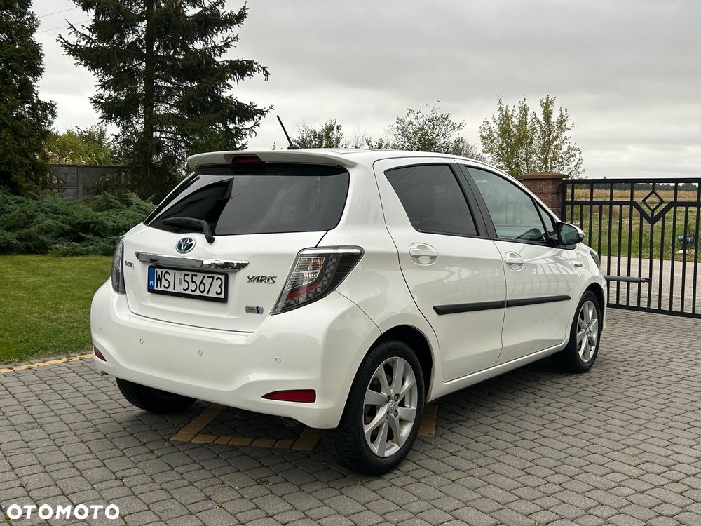 Toyota Yaris Hybrid 100 Sol - 4