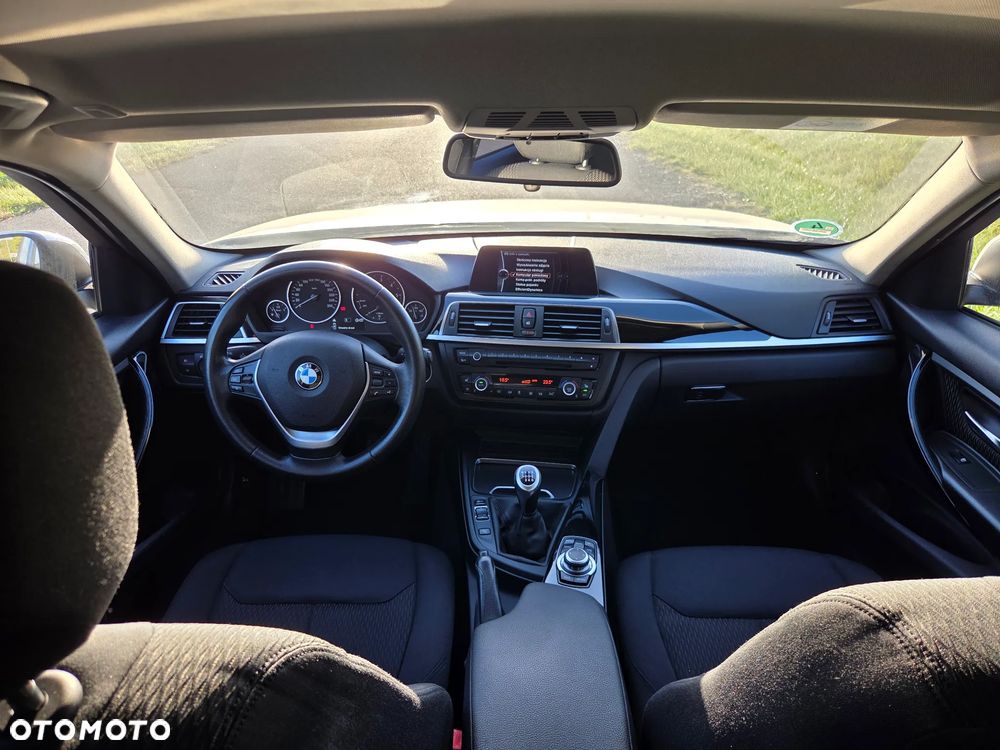 BMW Seria 3 318d xDrive - 9