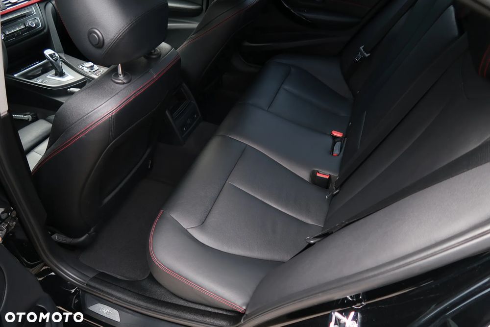 BMW Seria 3 335i xDrive M Sport - 30