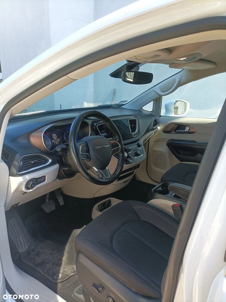Chrysler Pacifica - 10