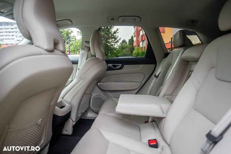 Volvo XC 60 B4 MHEV AT FWD Core - 19