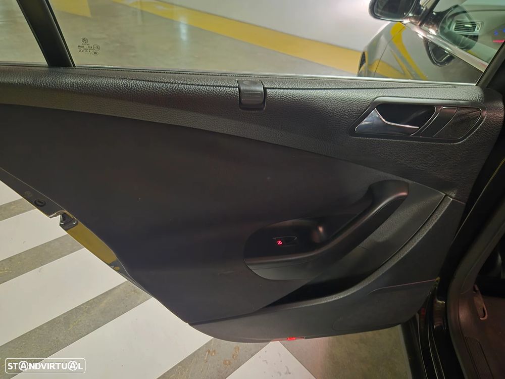 VW Passat 2.0 TDI Confortline - 32