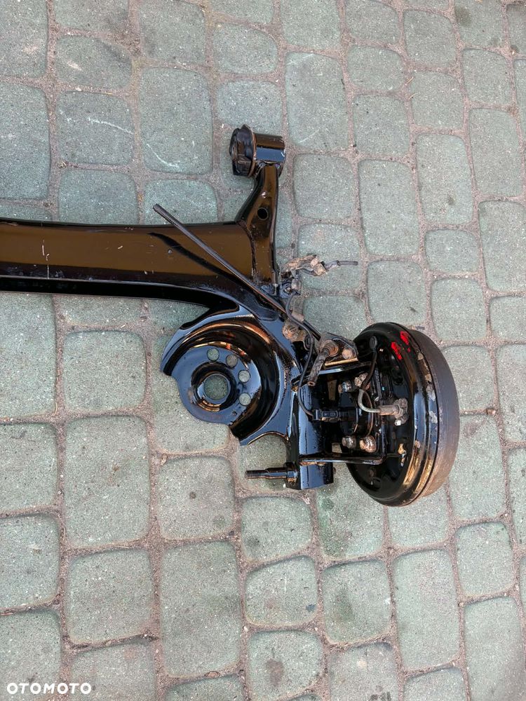 Tylna belka toyota yaris 1 yaris 1 verso Bębny ABS Orginał bez rdzy super stan import italy - 5