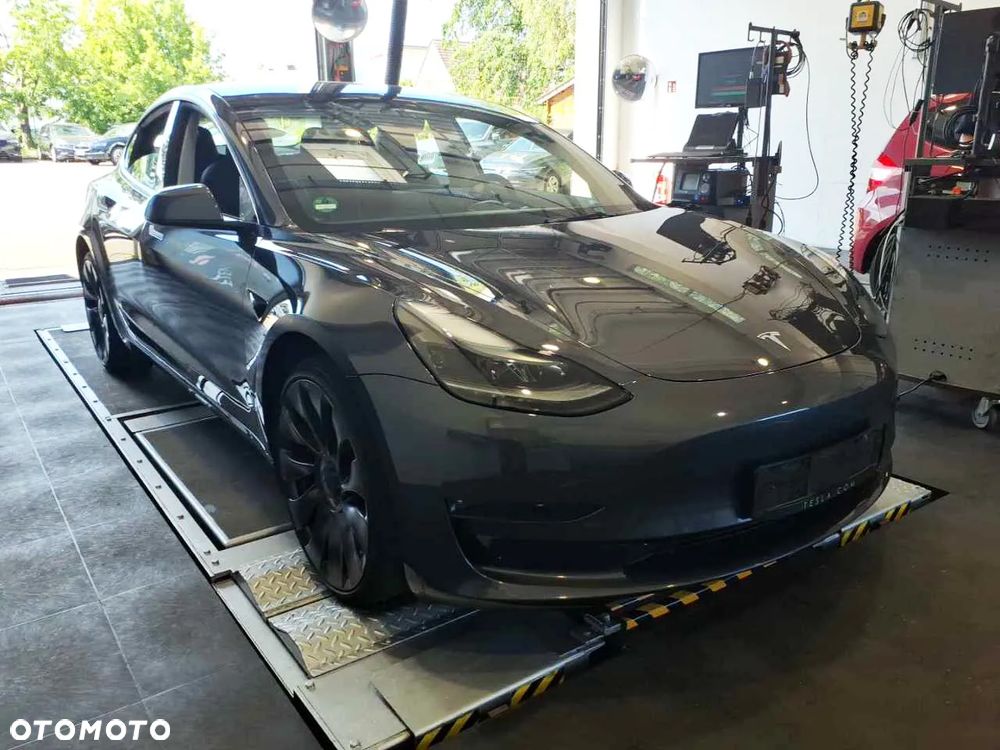 Tesla Model 3 Langstreckenbatterie Allradantrieb Dual Motor Performance - 4
