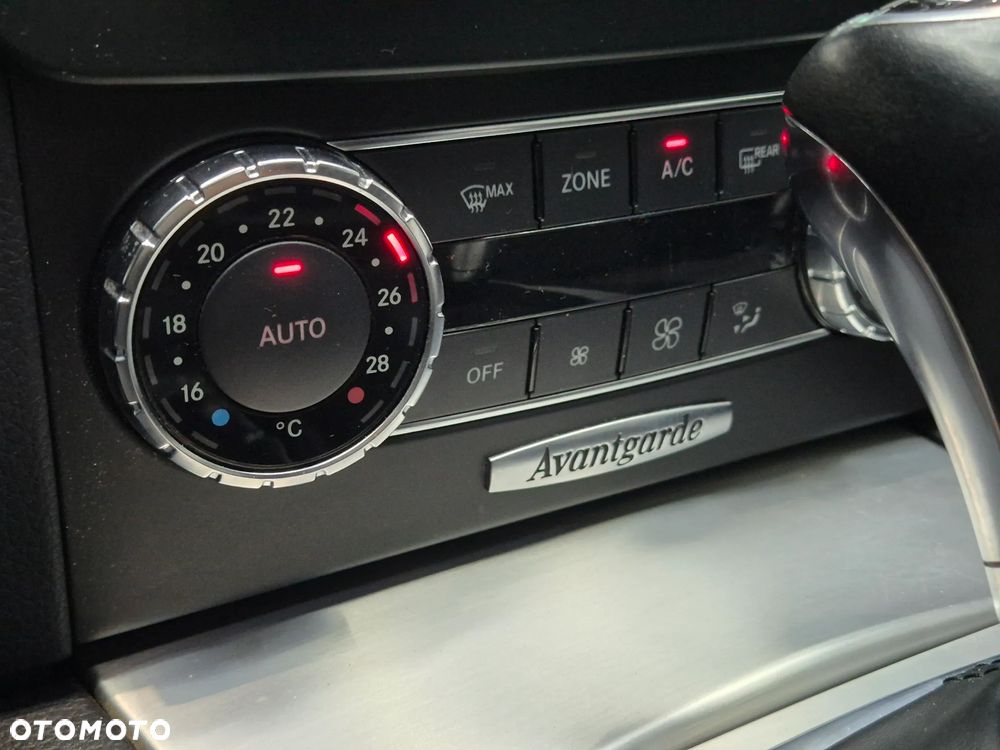 Mercedes-Benz Klasa C 200 T CGI Automatik BlueEFFICIENCY Avantgarde - 24
